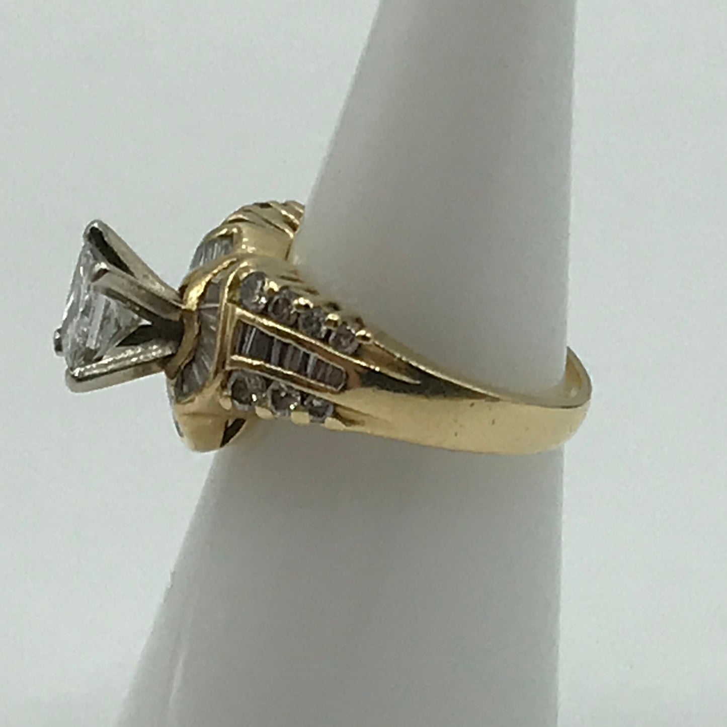 7.3g 18k Yellow Gold Engagement Ring Size 6