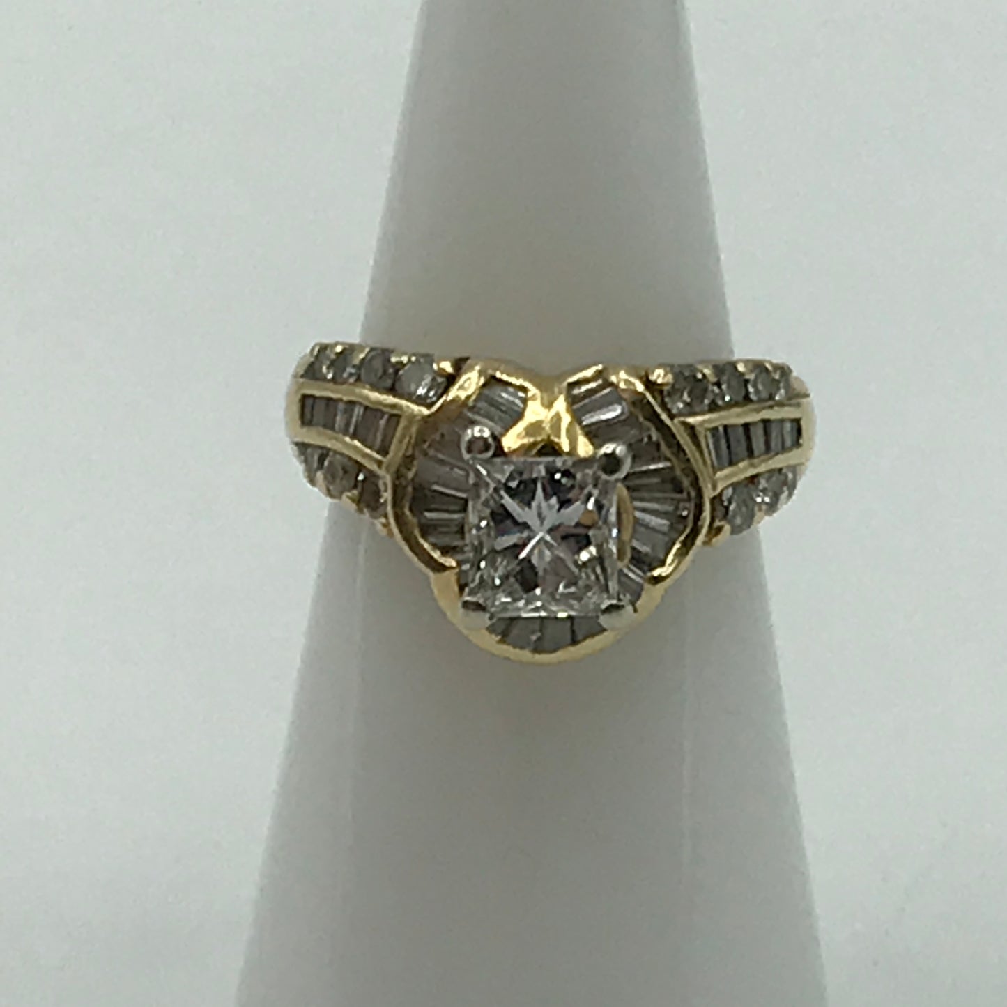 7.3g 18k Yellow Gold Engagement Ring Size 6