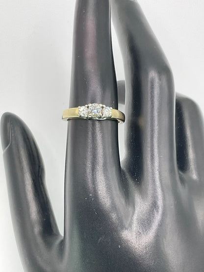 4.6g 14k Yellow Gold Diamond Ring Size 7