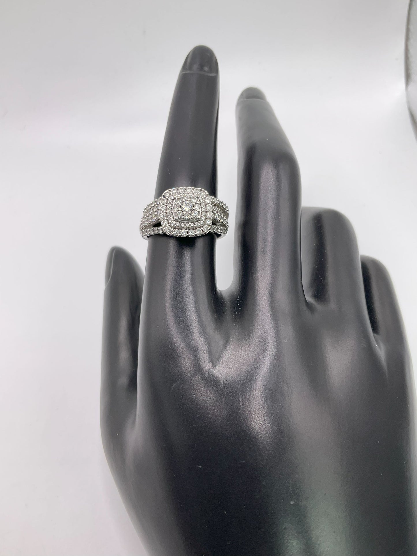 5.6g 10k White Gold Engagement Set Size 8