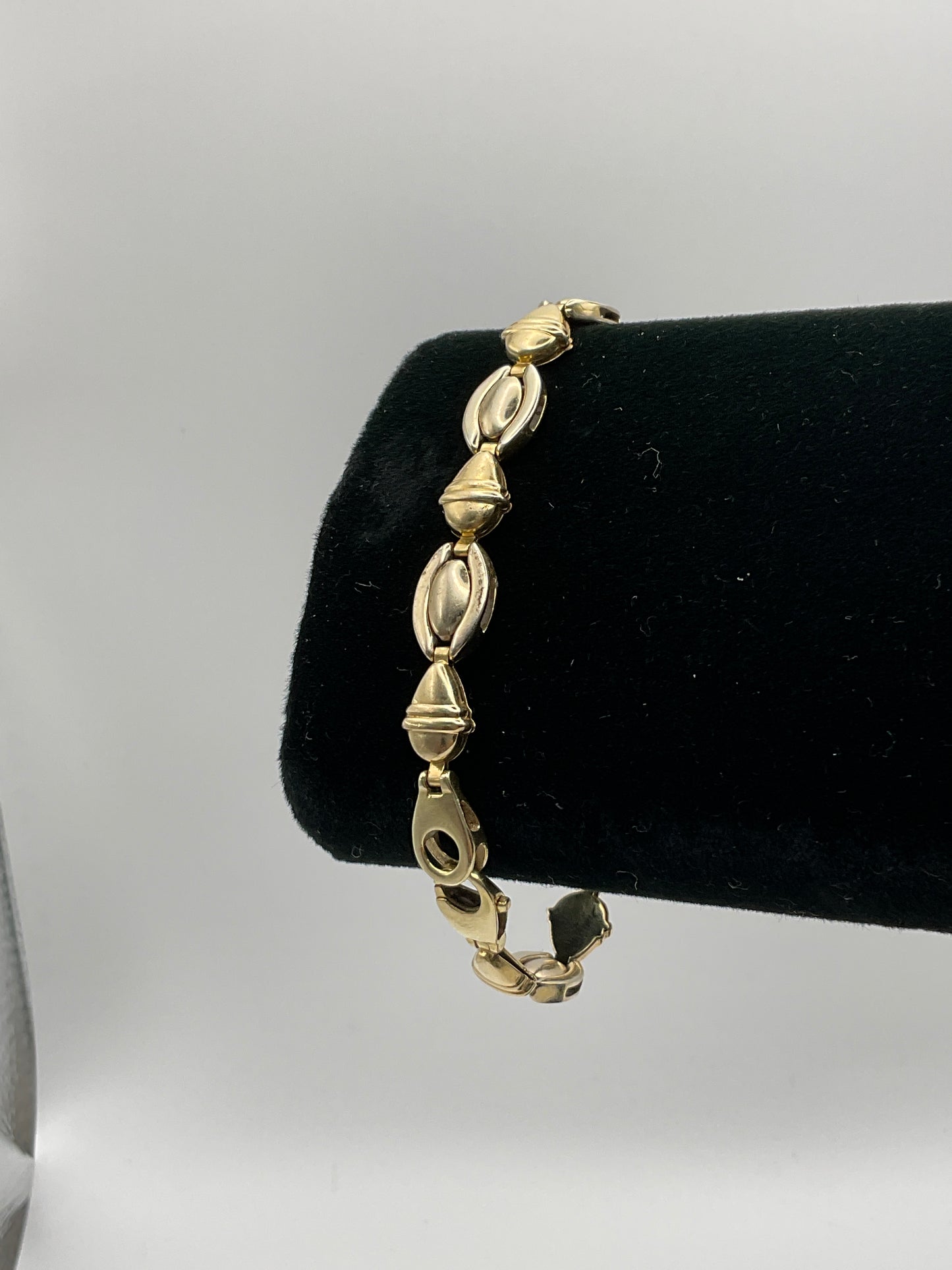 8.8g 14k Yellow Gold Bracelet, 8in, 6mm Screw Link