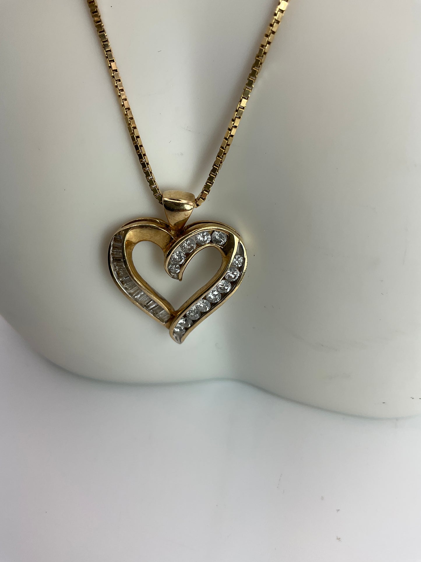 8.4g 14/10k YG Box Link Chain/ Diamond Heart Pendant 18in