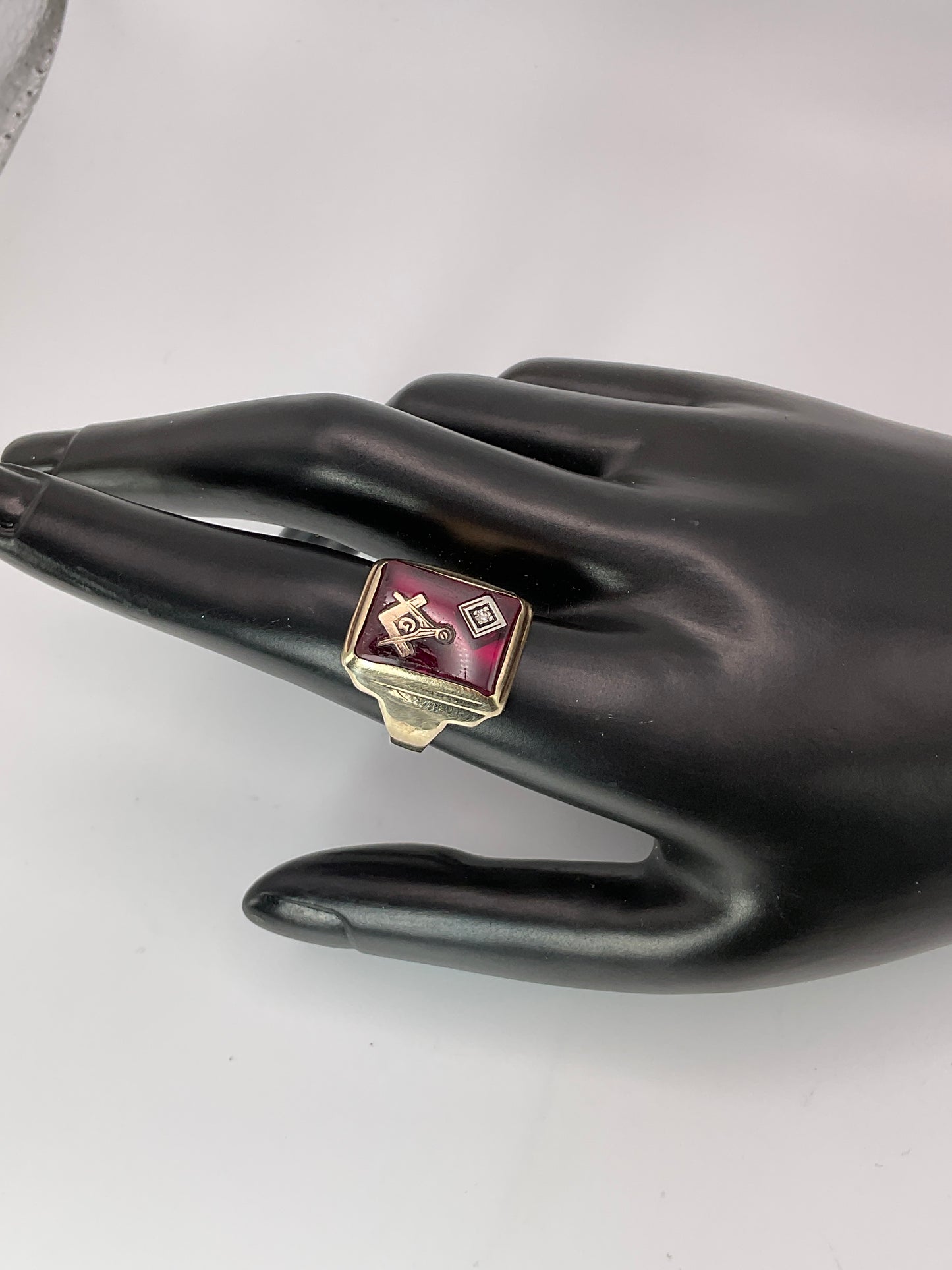 6.1g 10k YG Masonic Ring Ruby Glass Diamond Size 9.5