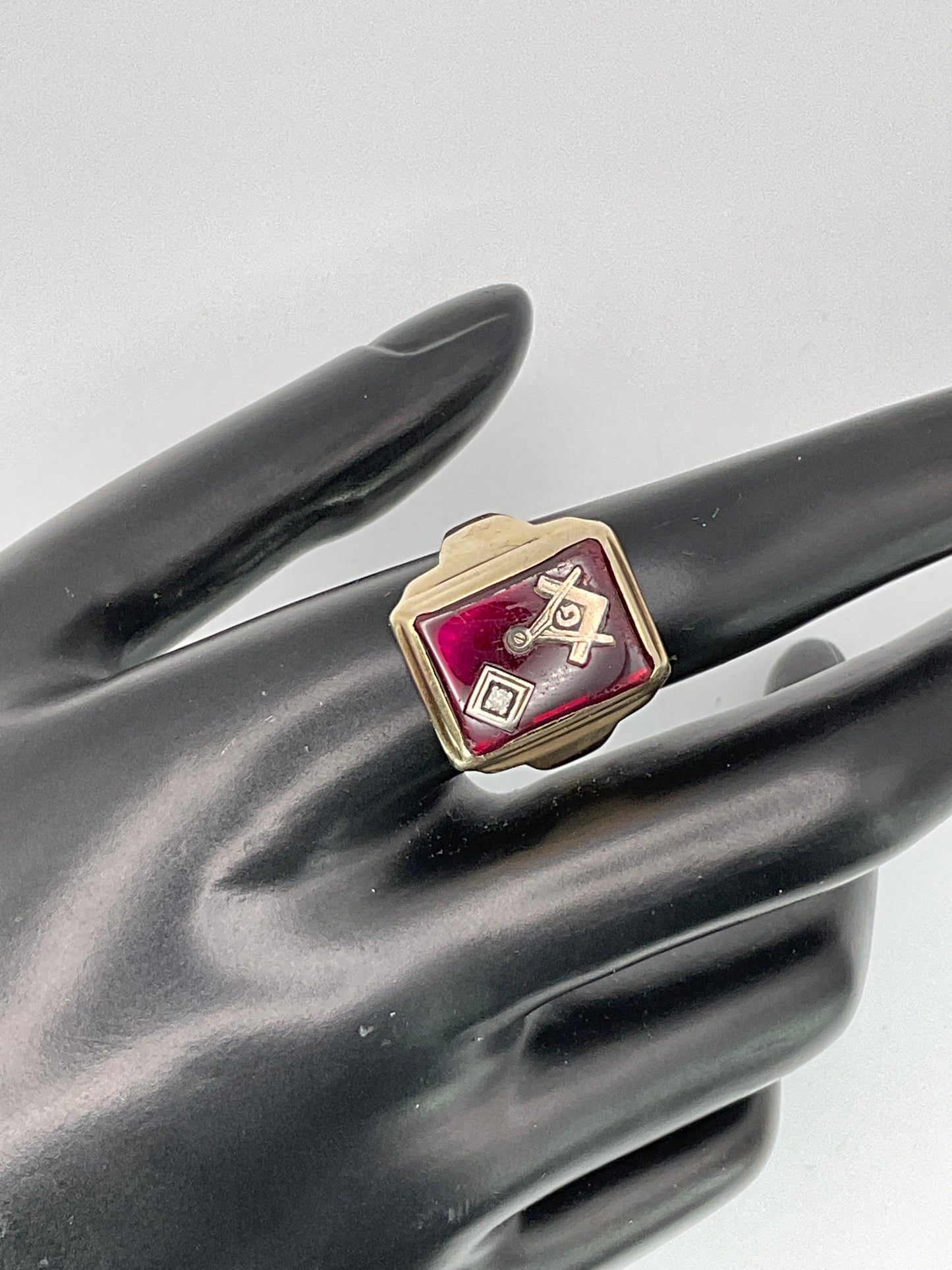 6.1g 10k YG Masonic Ring Ruby Glass Diamond Size 9.5