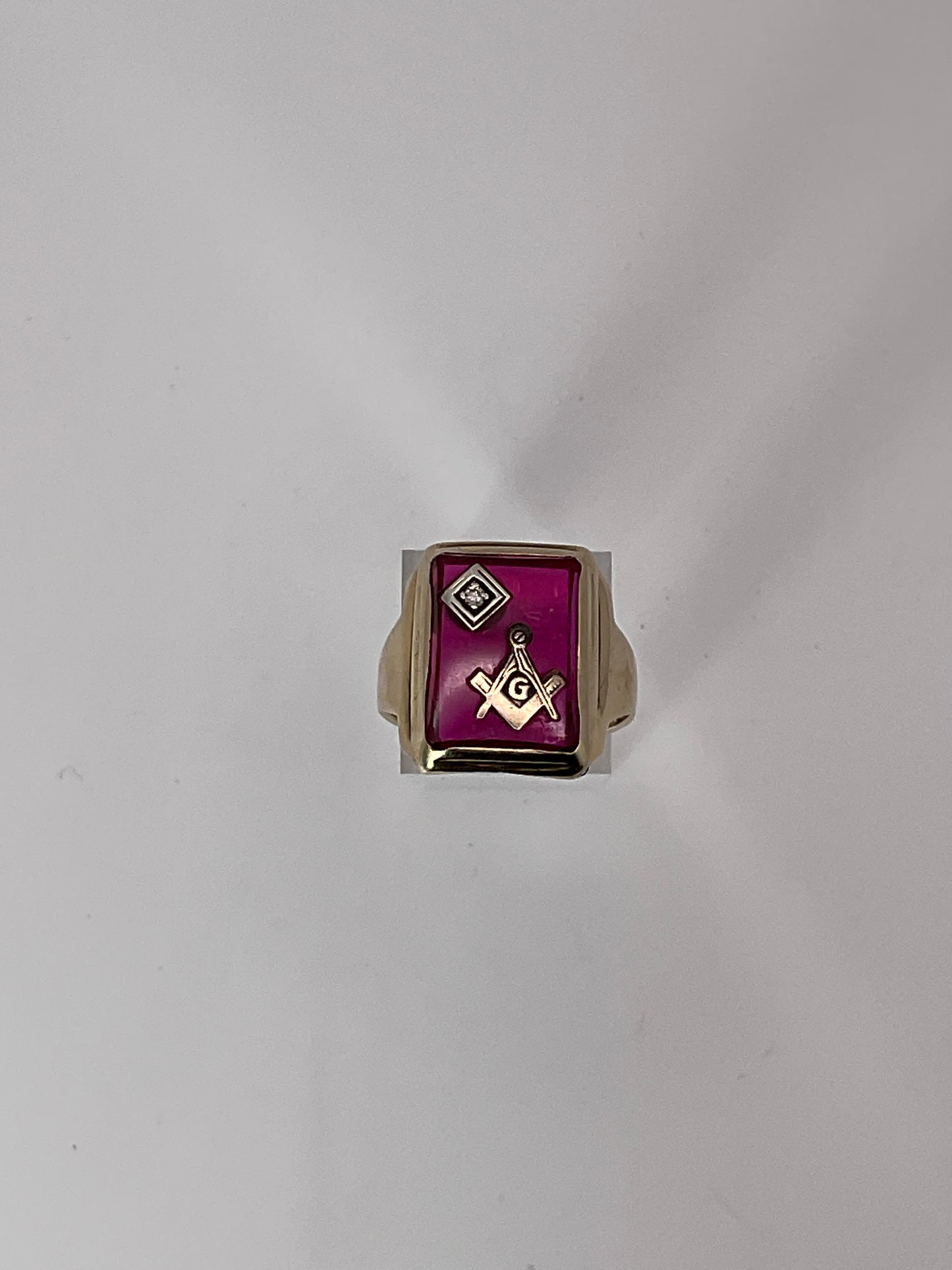 6.1g 10k YG Masonic Ring Ruby Glass Diamond Size 9.5