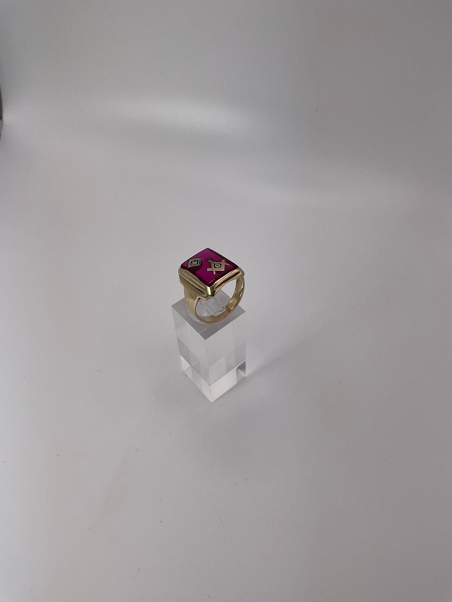 6.1g 10k YG Masonic Ring Ruby Glass Diamond Size 9.5