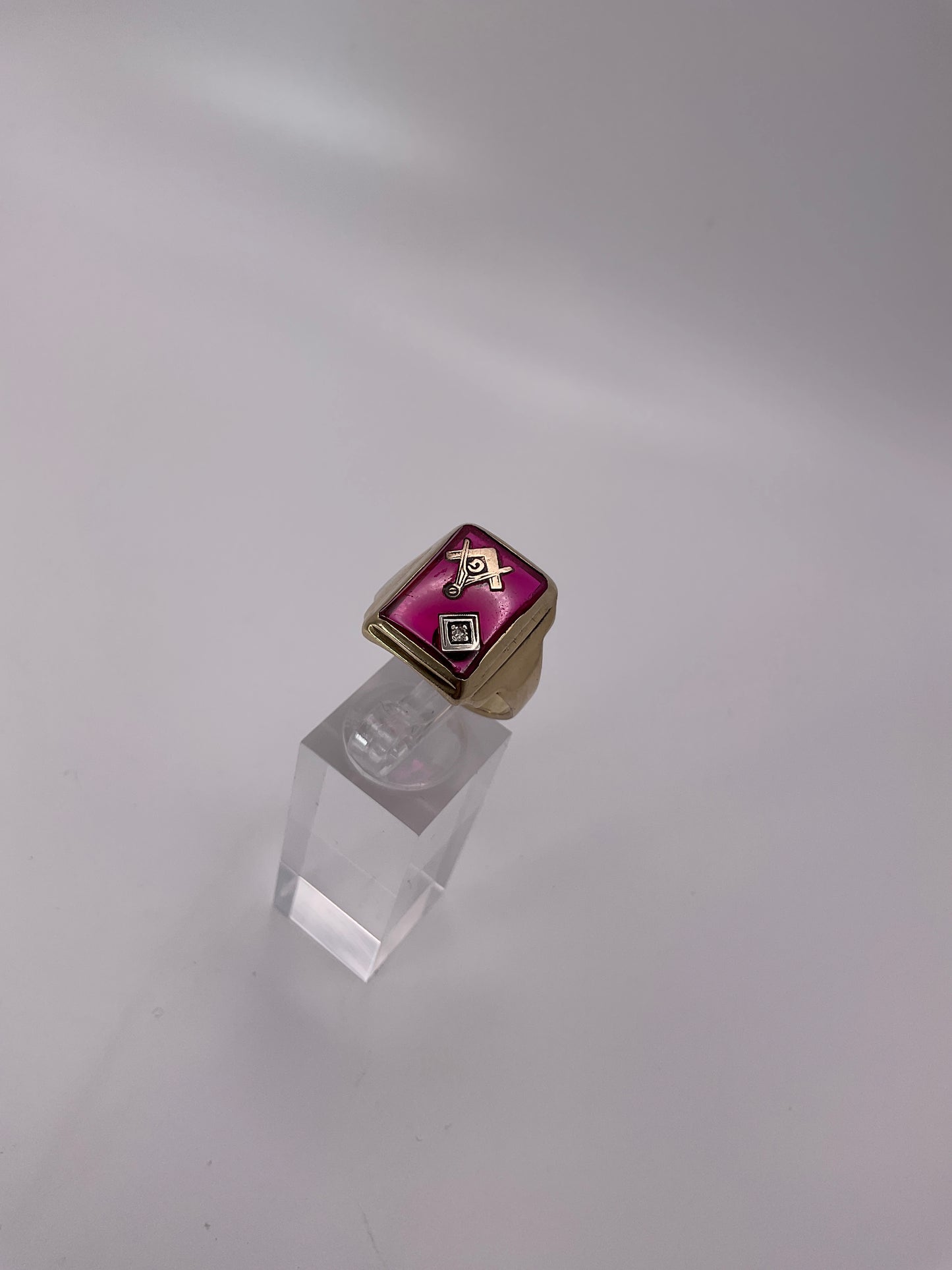 6.1g 10k YG Masonic Ring Ruby Glass Diamond Size 9.5