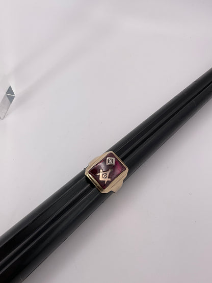 6.1g 10k YG Masonic Ring Ruby Glass Diamond Size 9.5