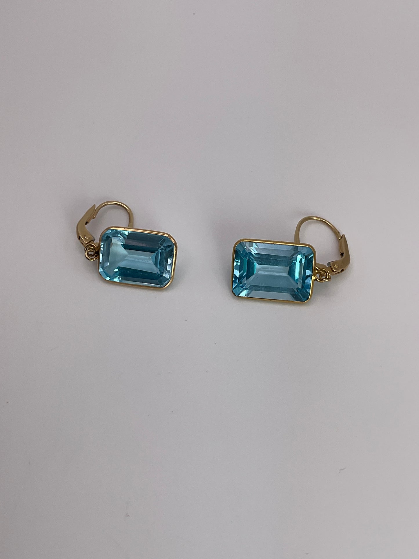 5.2g 14k YG Earrings Dangle Blue Gemstones