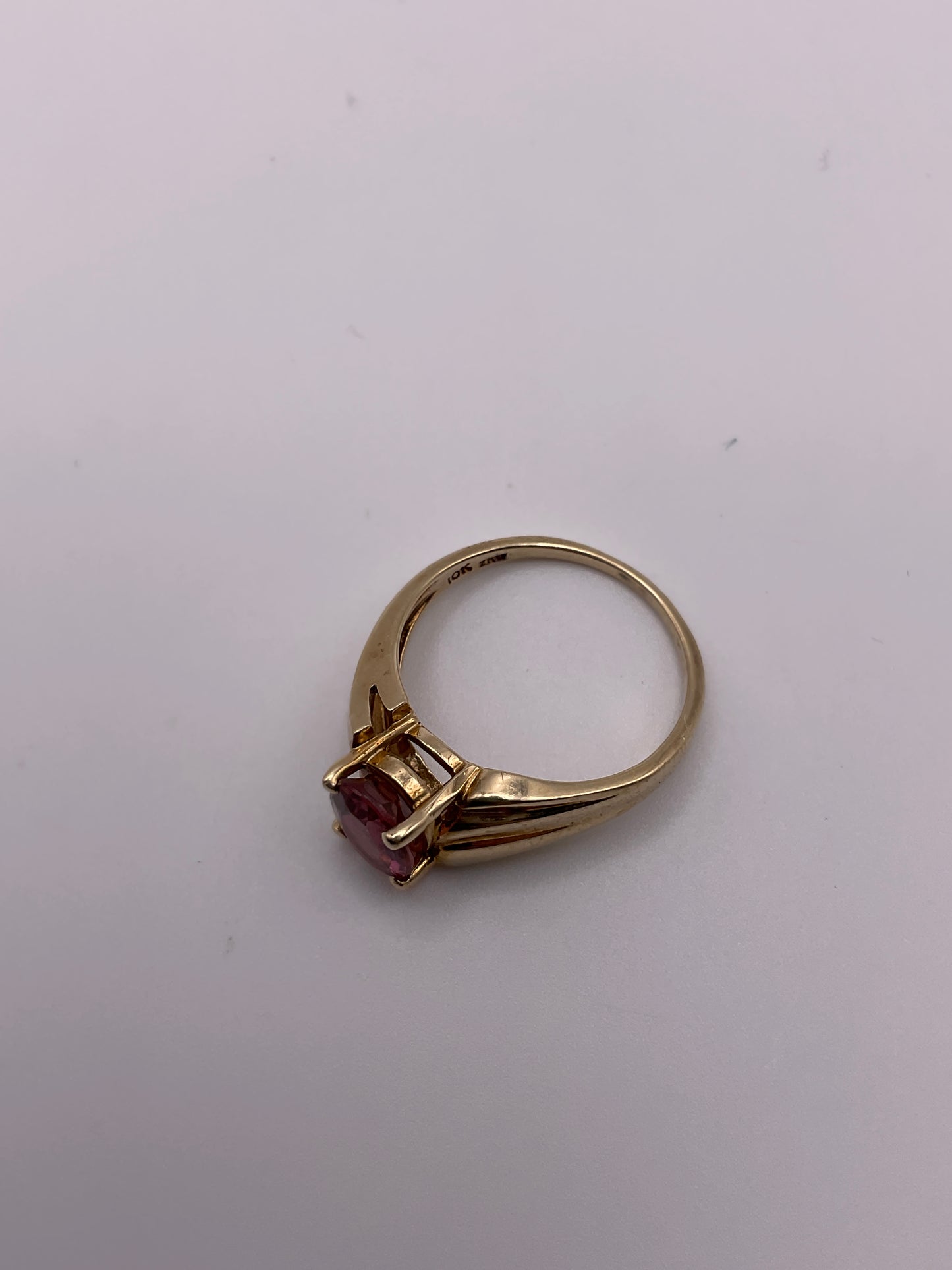 2.6g 10k YG Pink Gemstone Ring Size 6